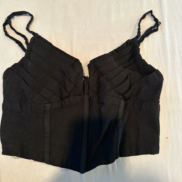 Black corset top with zipper in the back size medium
#corsettop - Picture 1 of 3